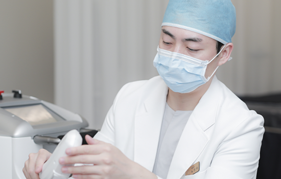 녹내장 안압 조절을 위한 레이저 치료 장면